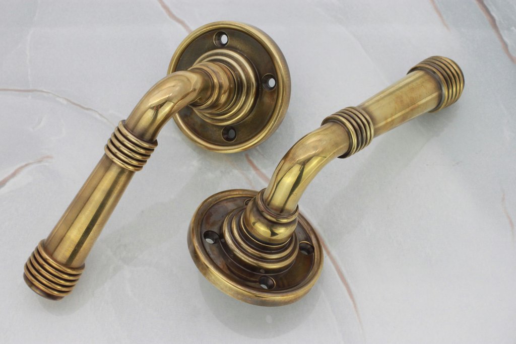 PEMBROKE ROUND LEVER ON ROSE